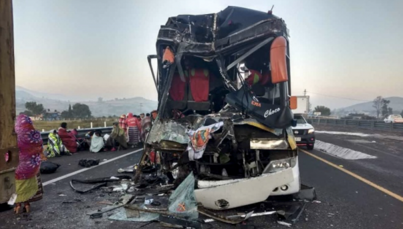 Trailer se estrella contra peregrinos en carretera Maravatío-Atlacomulco; hay 2 muertos y 10 heridos