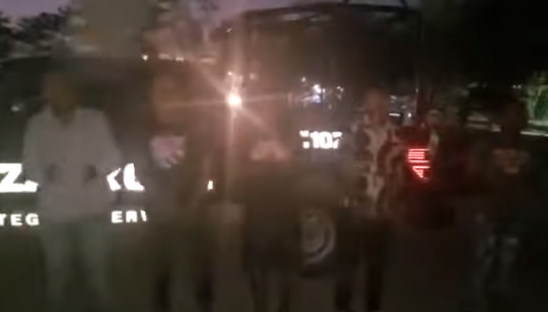Policía los detiene y los obligan a cantar “Un violador en tu camino”