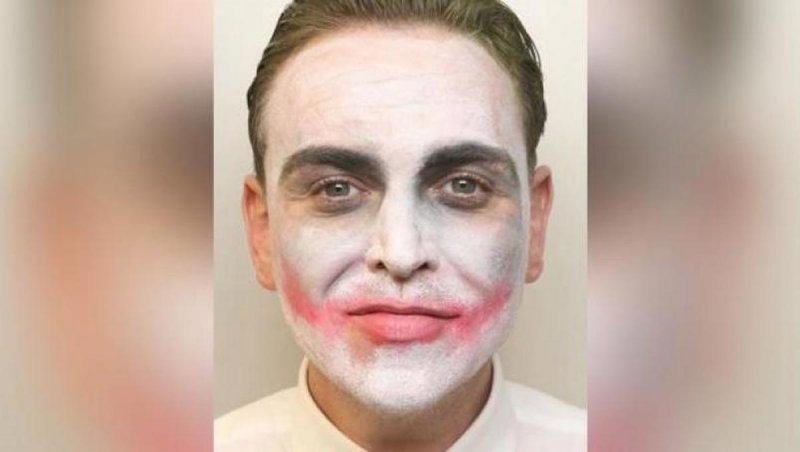 Sujeto se viste de Joker para patear, golpear y escupir brutalmente a su novia