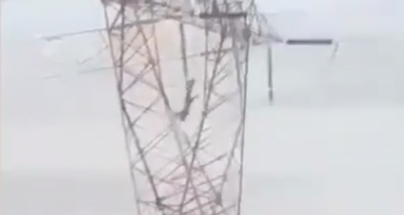 (VIDEO FUERTE) Sujeto fallece electrocutado y cae más de 30 metros