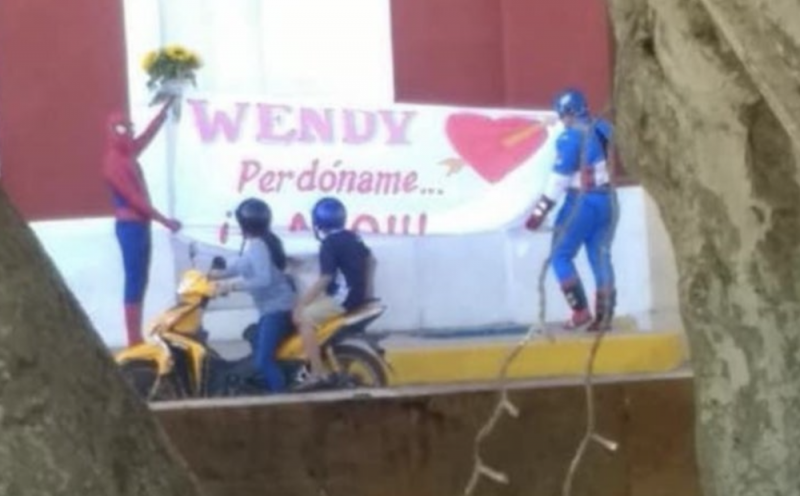Director de la policía de Yucatán se viste de Spiderman y le pide perdón a su novia