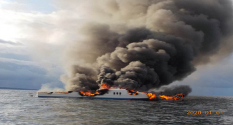 Marina de México rescata a 12 personas de embarcación incendiada en BCS