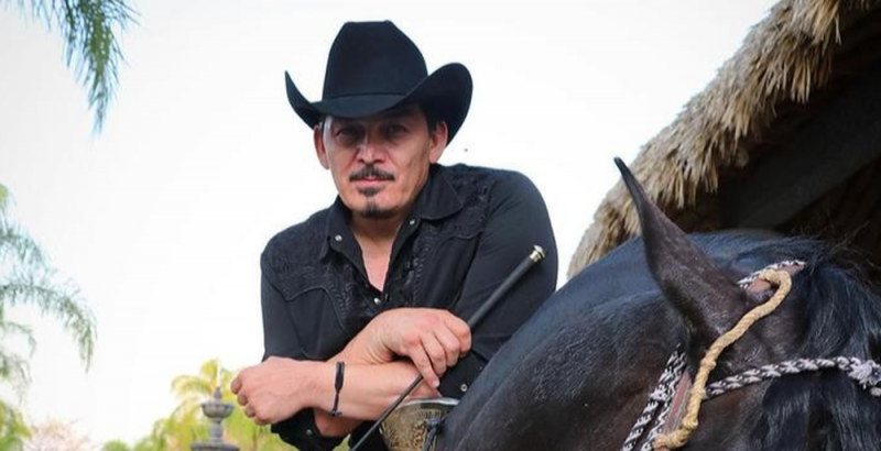 José Manuel Figueroa se cae de su caballo por tratar de imitar a Joan Sebastian.