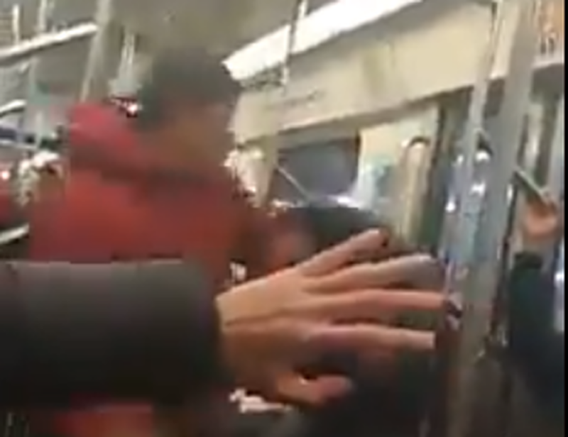 Captan tremenda pelea en el metro de la CDMX (VIDEO) 