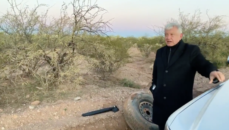 AMLO se poncha en camino de terracería minutos antes de reunirse con familia LeBaróny