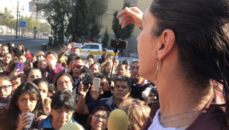 Sheinbaum atiende personalmente a niños y padres de familia que bloquean vialidades en Reforma 