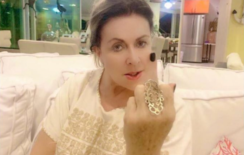 Laura Zapata levanta el dedo a todos los seguidores de AMLOy