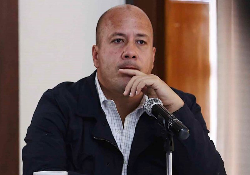 Ni Enrique Alfaro se siente seguro; solicita a Sedena licencia para portar armasy