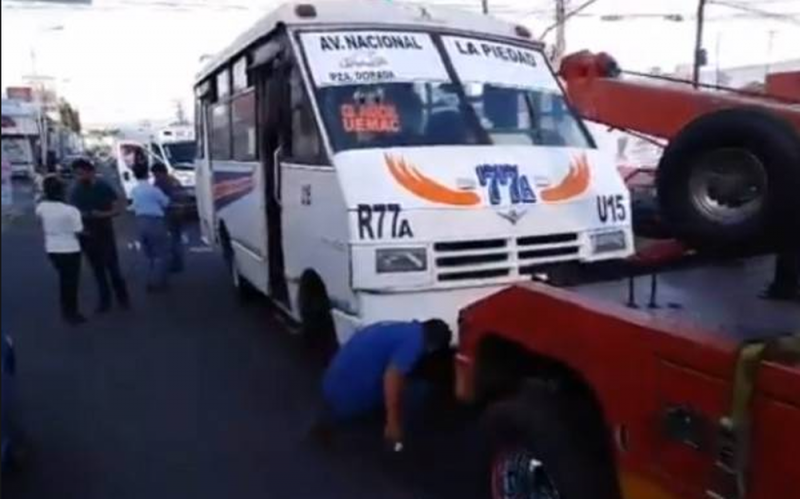 Chofer de microbús atropella y mata a mujer; resultó ser ¡su suegra!