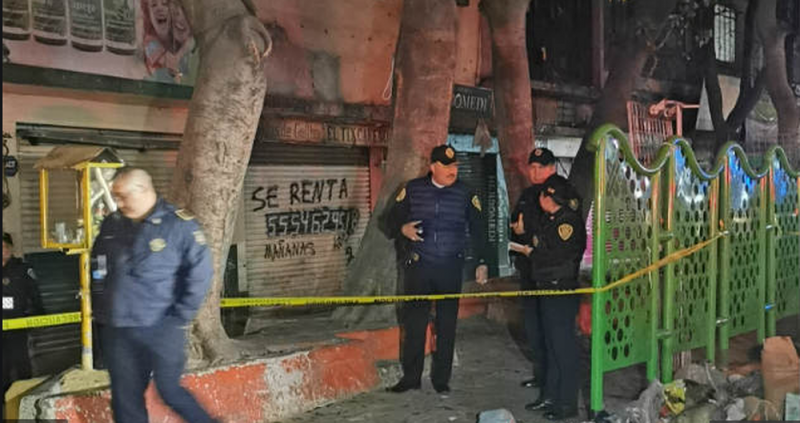 Encuentran cuerpo dentro de una tina llena de cemento en las calles de la Merced