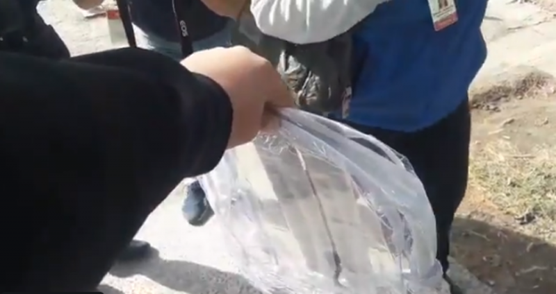 Colegio Cervantes cambia a mochilas transparentes para evitar otra tragedia (VIDEO) 