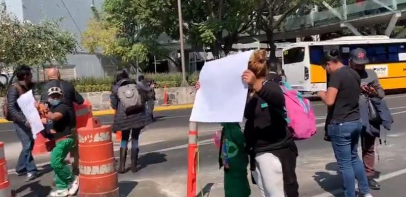 Bloquean padres de niños con cáncer terminal 1 del AICM en protesta por desabasto de medicinas