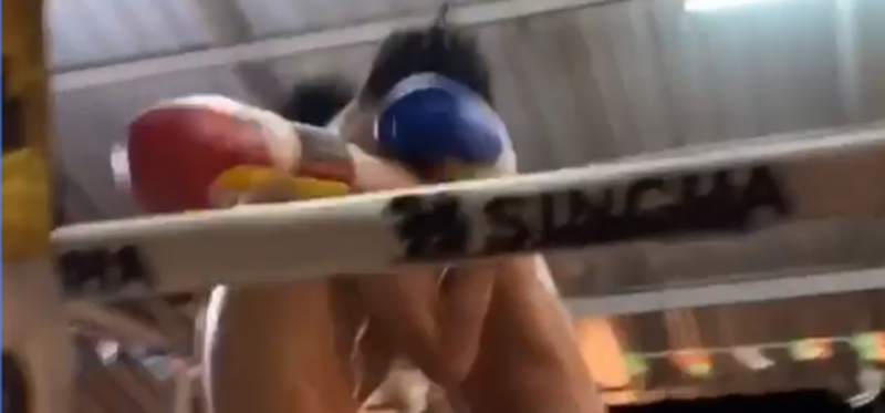 Peleadores de Muay Thai hacen impresionante doble nocaut y se hace viral 