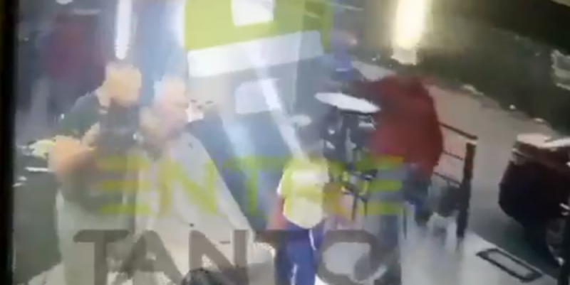 Sicarios asesinan a dos hombres frente a niña en una barbería del EDOMEX (VIDEO) 