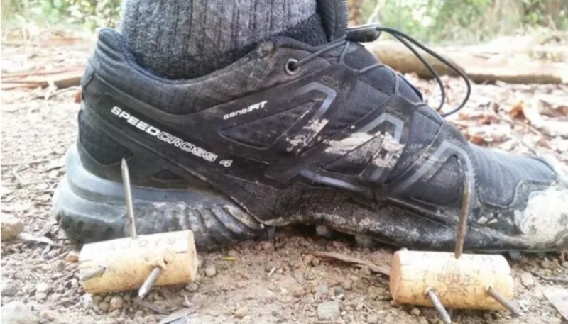 Manchados! Colocan clavos en el piso para que corredores se lesionen