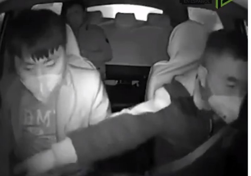 Taxista chino baja a su pasajero hostilmente por supuesto coronavirus (Video)y