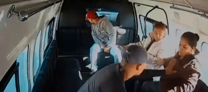 Captan a ladrón asaltando combi y manoseando a pasajera en EDOMEX.