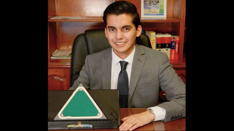 Premian en EU a joven mexicano que inventó paneles solares que generan oxígeno