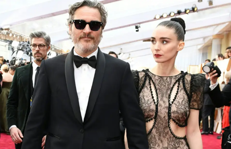 Joaquín Phoenix rompe en llanto tras recibir su Oscar; celebra con hamburguesa vegana