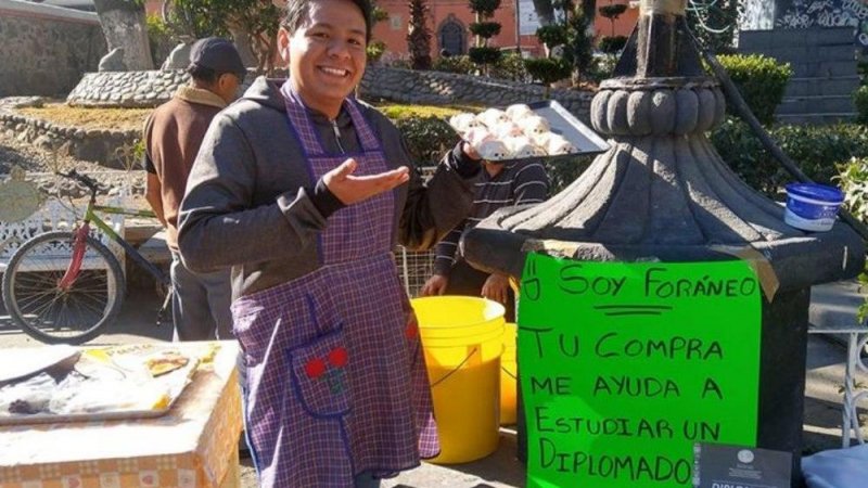 Joven se vuelve tendencia por vender gelatinas para pagar su diplomado en la ONU 