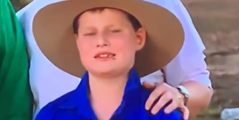 Niño se vuelve viral al comer moscas en plena entrevista (VIDEO)