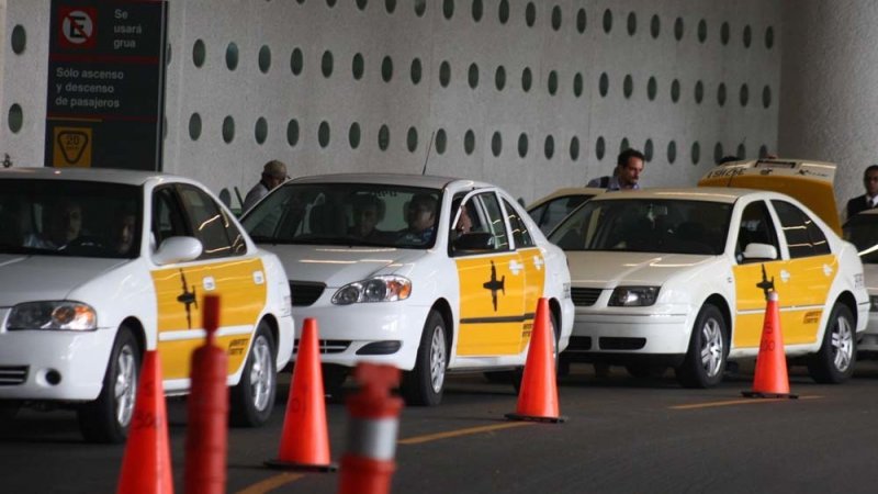 Diputado de MORENA propone acabar con monopolio de taxistas en el AICM ¿Estás de acuerdo?