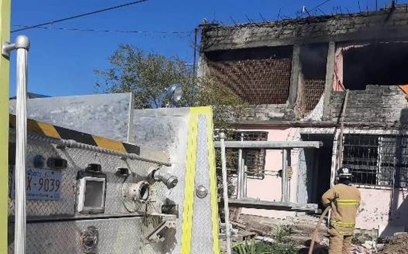 Familia intenta espantar a murciélagos con fuego; se les quema la casa