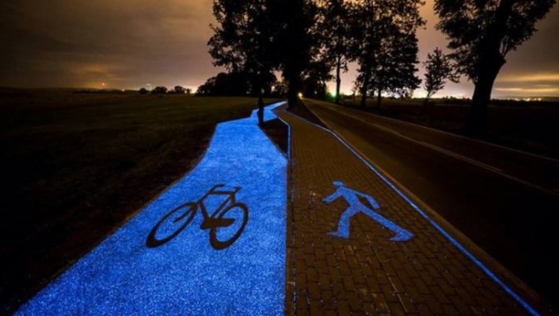 Inauguran ciclovía que brilla por la noche y se recarga con luz solar