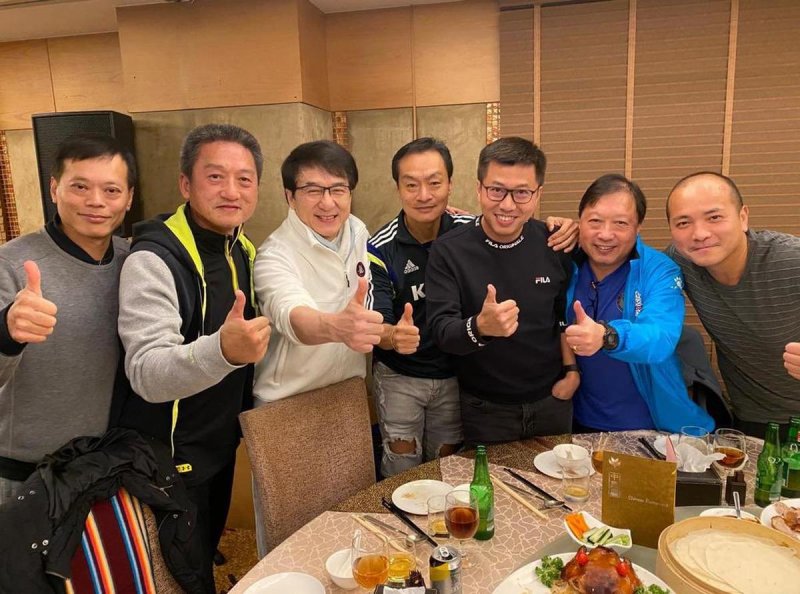 Jackie Chan asiste a polémica fiesta y ahora podría estar en cuarentena por coronavirus