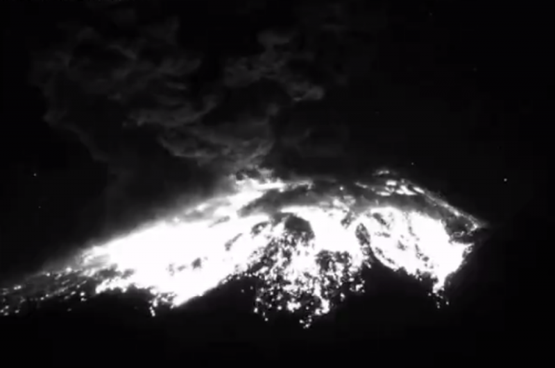 Captan impresionante explosión del volcán Popocatépetl (VIDEO)