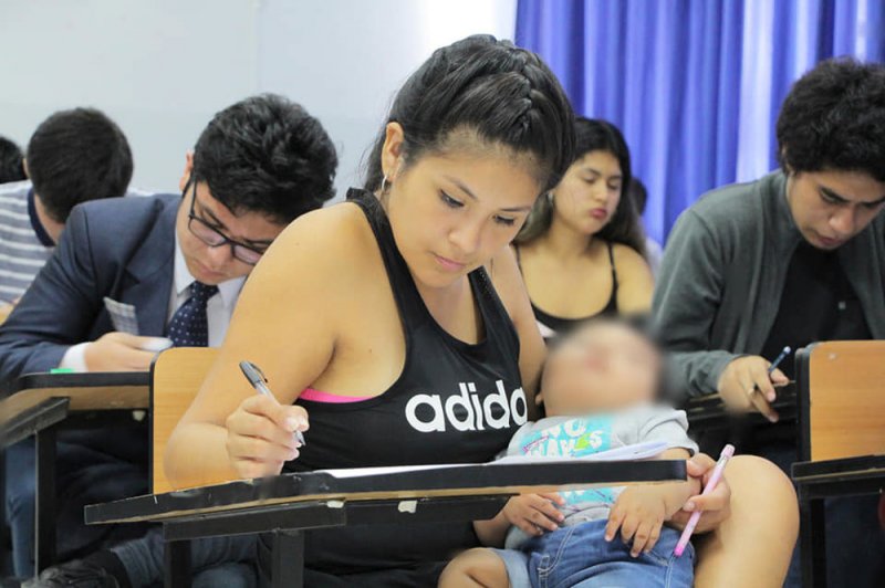 Realiza examen a la universidad con todo y bebé en brazos 