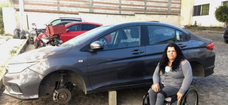 Mujer con discapacidad denuncia el robo de las llantas de su auto “lo necesito para trabajar