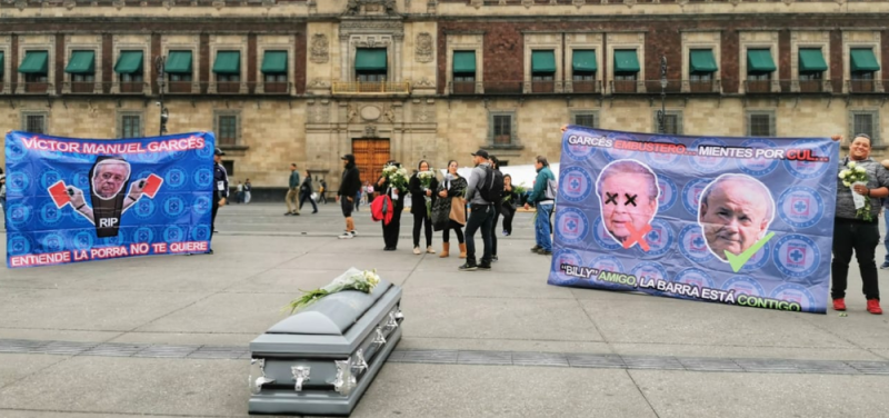 Manifestación con ataúd piden destitución de Víctor Garcés del Cruz Azul 