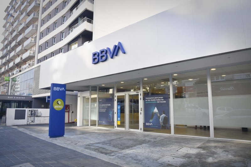 Banco BBVA niega tarjeta adicional a joven porque era para su esposo