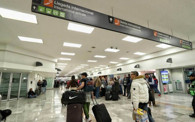 Llega avión a CDMX procedente de Italia; dos pasajeros arriban con fiebre