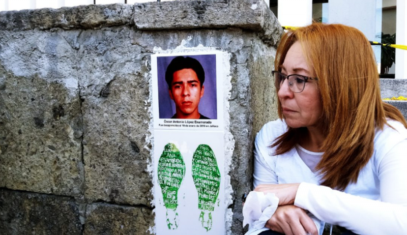 Mamá de joven migrante coloca cartel y fiscalía de Jalisco lo retira; le ofrecen cenizas de cadáver