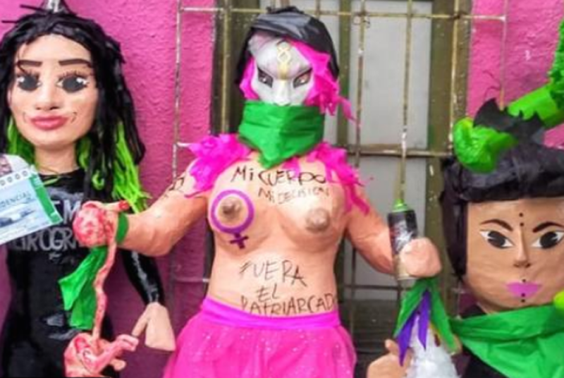 ¿Creíste verlo todo? Crean piñatas para pegarle a feministas encapuchadas