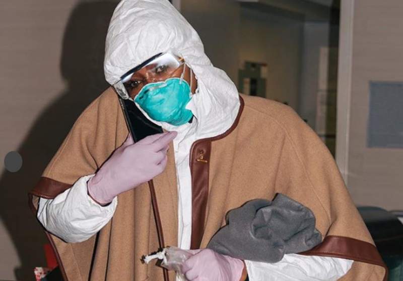 Cachan a Naomi Campbell usando exagerado traje para cubrirse del coronavirus