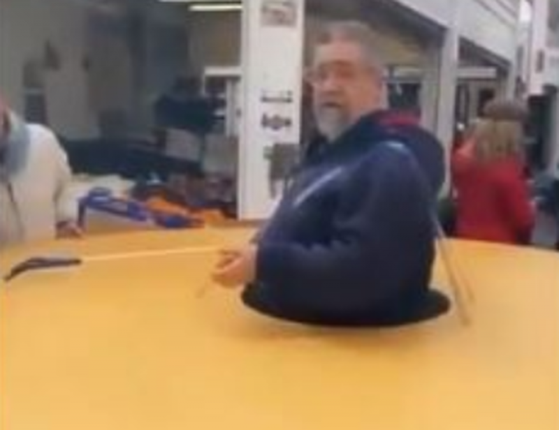 Ciudadano italiano crea circulo de carton para evitar el contagio de coronavirus