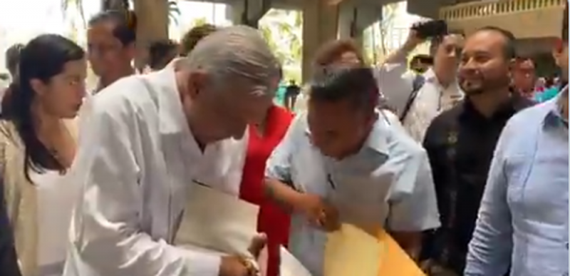 AMLO impone nuevo saludo para evitar contagio de coronavirus y