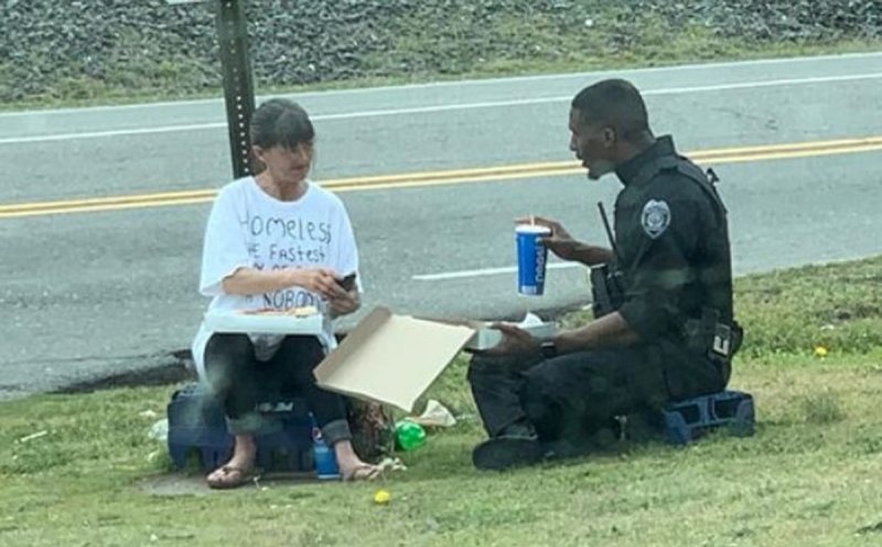 Policía comparte su comida con mujer hogar y se vuelve viral