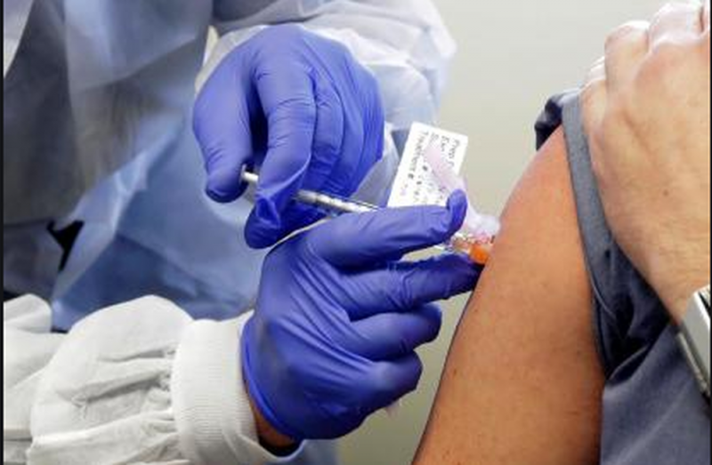 Científicos de EU aplican primera vacuna experimental contra COVID-19