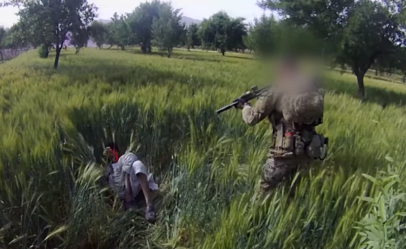 Soldado dispara a quemarropa a un hombre desarmado (VIDEO)