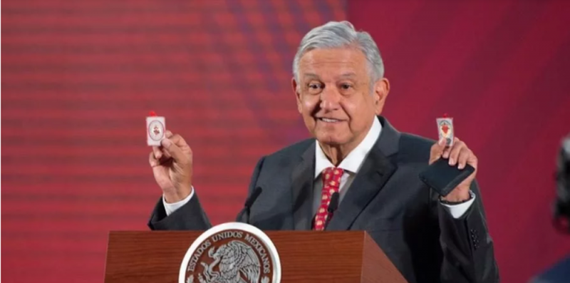 Un dólar, un trébol y Corazón de Jesús: los amuletos que porta AMLO para su buena suertey