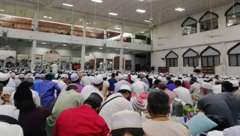 Van a rezar en mezquita para frenar el coronavirus y terminan 190 personas contagiadas
