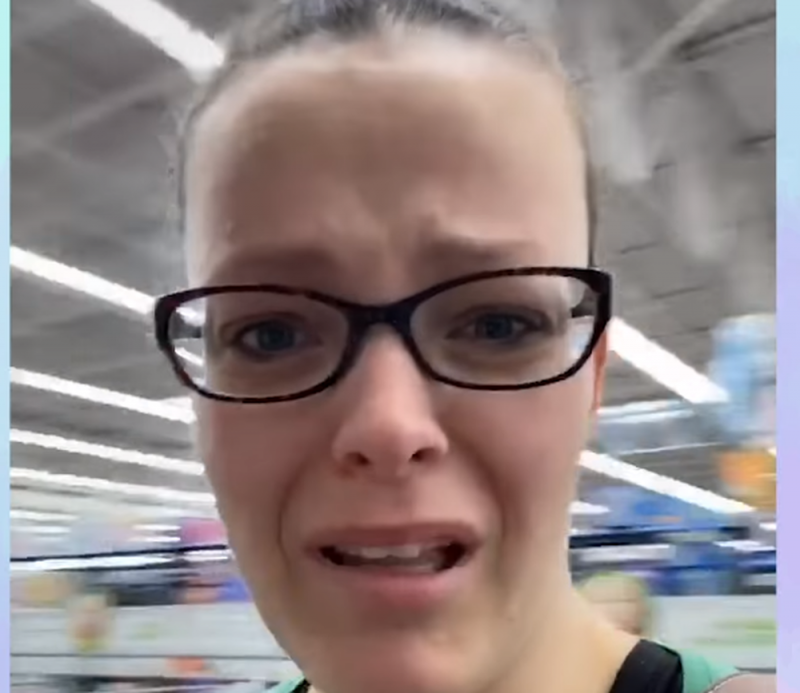 Mujer rompe en llanto tras no encontrar pañales para su hija por compras de pánico