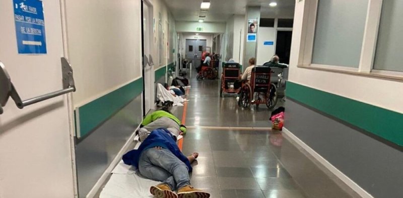 Enfermos abarrotan hospitales en España; hay quienes duermen en el piso