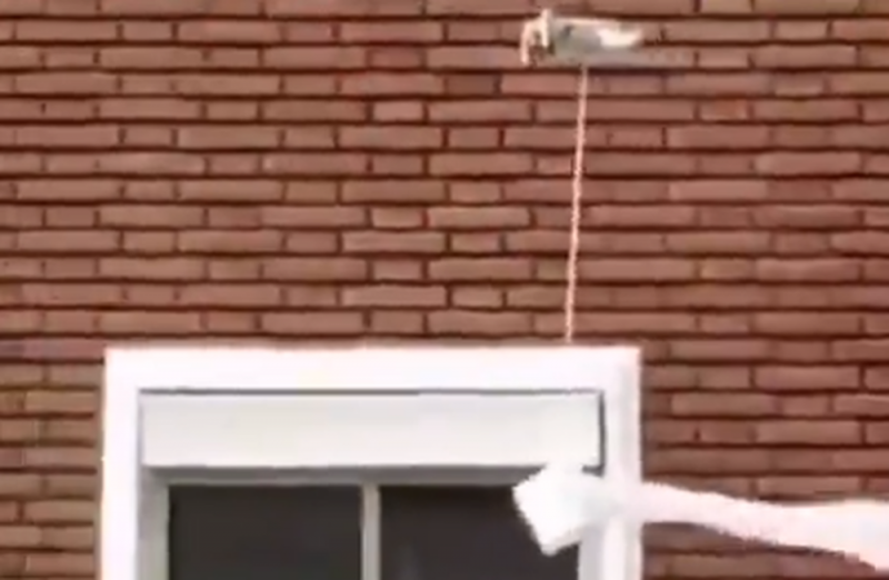 Vecinos utilizan drones para compartir papel del baño 