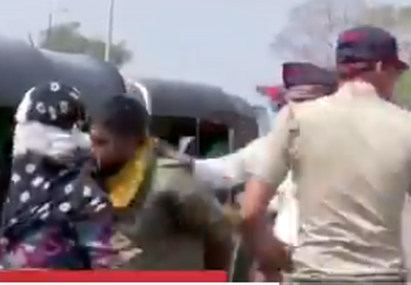 Policías castigan a “palazos” a quienes no respeten cuarentena (VIDEO)