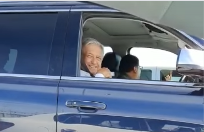 “Te la robaste cabrón”, AMLO bromea con pareja en Mexicali